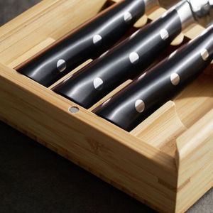 Couteaux à steak à manche noir avec lames martelées argentées et triple rivets dans un plateau en bois brun clair pour la table à manger - Product Image 3
