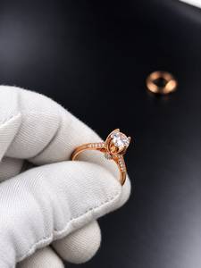 Anillo de Plata S925 con Moissanita, Corte Brillante Redondo, Bañado en Rodio, Engaste de Garra, Anillo de Compromiso y Boda para Mujer - Product Image 2