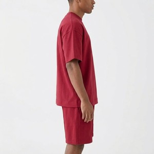 ชุดเสื้อยืดและกางเกงขาสั้นโอเวอร์ไซส์ผ้าฝ้าย 100% สีแดงพรีเมียม - ชุดลำลองผู้ชายแบบสองชิ้นทรงหลวมไหล่ตก - Product Image 4