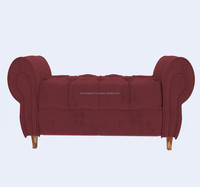 Vieux canapé en bois à dossier incurvé colonial fabriqué à la main avec des coussins confortables et un design classique pour un salon relaxant