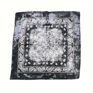 Foulard carré en soie personnalisé pour Halloween, doux, imprimé gothique chauve-souris et squelette, pour femme - Product Image 1