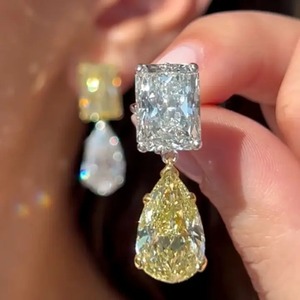 Boucles d'oreilles pendantes élégantes en argent sterling 925 plaqué or blanc, serties de moissanite taille radiant et taille poire - Product Image 1