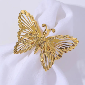 Anillos de servilleta con diseño de mariposa dorada, con intrincados detalles de alas recortadas. Sencillamente icónico. Disponible a precios de mayorista. - Product Image 1