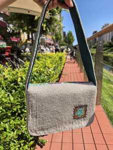 Bolso Bandolera Artesanal con Bordado Colorido y Cuentas, Diseño de Vida Marina, Correa Color Verde Azulado, Accesorio de Moda para Mujer, Arte Indio Exótico - Product Image 4