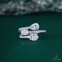 Anillo de diamantes cultivados en laboratorio con piedras múltiples en forma de pera, esmeralda y diamante ovalado, anillo de tres piedras con banda micro pavé abierta, anillo de regalo de aniversario