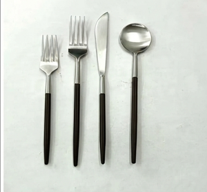 Ensemble de couverts minimalistes en acier inoxydable avec manches noires, compatibles lave-vaisselle, pour les occasions de restauration - Product Image 1