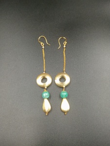 Pendientes de bola chapados en oro de Amaira Jewels, estilo vintage con perlas de imitación, joyería hecha a mano para fiestas de mujer - Product Image 5