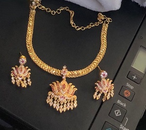 Atractivo conjunto de collar y aretes de loto con microacabado en oro y piedras de circonita cúbica de calidad premium para mujeres y niñas, colección para bodas. - Product Image 1