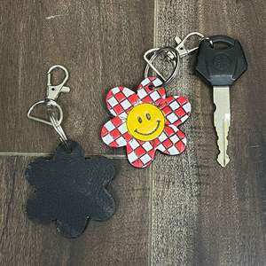 Porte-clés en cuir à carreaux motif Smiley tendance, collection Mars 2026, vente en gros, fait main, en cuir véritable, breloque de sac en forme de fleur - Product Image 6