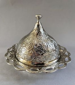 Plat de service en métal doré de style ottoman avec couvercle, décoré de motifs en relief, bol à bonbons vintage pour dattes, sucre, décoration intérieure - Product Image 5