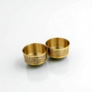 Juego de platos de latón grabado de primera calidad con cuencos de vidrio y cuchara para rituales diarios, regalos y uso tradicional en el templo del hogar. - Product Image 3