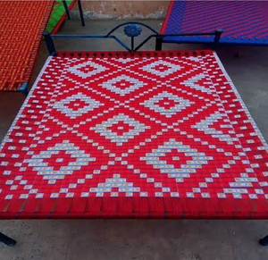 Lit charpai traditionnel à structure métallique avec un motif tissé en losanges jaunes et blancs vifs, disponible à prix de gros. - Product Image 5