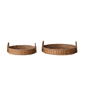 Un juego de bandejas de ratán fácil de organizar, perfecto para decorar una mesa de centro, una isla de cocina o una zona de bar. - Product Image 2