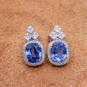 Pendientes de Oro Blanco de 18k con Zafiro Azul Natural en Forma de Cojín y Halo de Diamantes, Diseño Trébol, Joyas Memoria, Venta al por Mayor - Product Image 1