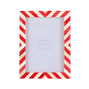 SOFIYA CRAFT Cadre photo moderne en os incrusté rouge motif chevron fait main 5x7 pouces Décoration de table verticale - Product Image 1