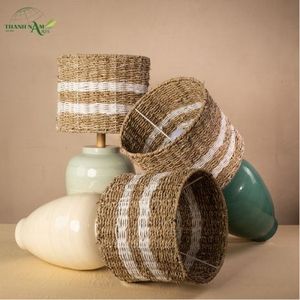 Lampe de table artisanale moderne et minimaliste en bambou et jonc de mer avec base en céramique, abat-jour d'intérieur - Product Image 2