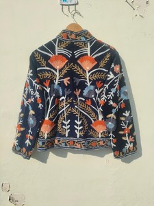 Abrigo de invierno de terciopelo elegante con bordado Suzani, hecho a mano, con arte floral folclórico, estilo bohemio étnico, para mujer, estilo vintage, con cuello alto y de algodón. - Product Image 5