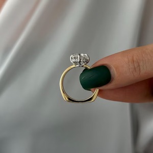 Bague de fiançailles tendance en or jaune 18K 14K bicolore avec halo caché de diamants de laboratoire taille coussin et taille ronde de 4 carats, certifiée IGI - Product Image 6