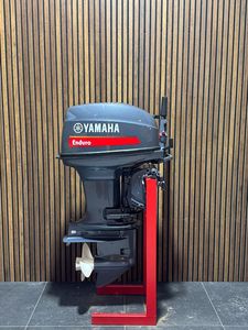 Moteur hors-bord Yamaha Enduro noir avec support rouge - Product Image 1