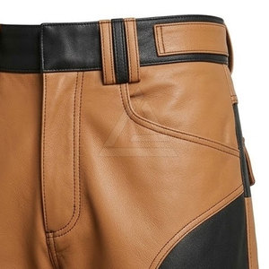 Pantalon cargo en cuir pour homme avec plusieurs poches latérales, coupe droite, passants de ceinture et revers aux chevilles, pour un style décontracté et streetwear. - Product Image 6
