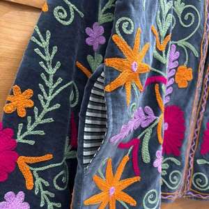 Veste en velours brodé bleu Suzani de qualité supérieure avec motif floral, col montant bohème, manches longues, vêtements d'extérieur pour femmes, automne - Product Image 4