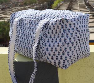 กระเป๋าเดินทางทรงดัฟเฟิลผ้าฝ้ายพิมพ์ลายบล็อกทำมือ 100% สไตล์โบโฮ ดีไซน์เย็บลายควิลท์ พร้อมสายสะพายยาวสำหรับผู้หญิง ขนาดกลาง รุ่นใหม่ล่าสุด - Product Image 1