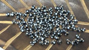 Cuentas Sueltas de Vidrio Hechas a Mano Conifer de 8mm, Color Negro y Blanco, Cuentas Redondas de Vidrio para Joyería, Paquete a Granel para Hacer Pulseras, Collares y Manualidades - Product Image 5