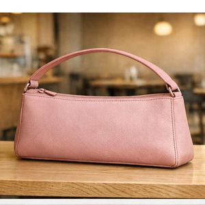 Bolso o cartera de cuero marrón con cierre metálico, similar a los estilos ofrecidos por marcas pakistaníes como Bag - Product Image 2