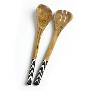 Juego de servidores de ensalada de diseño moderno con mango de madera natural y estampado en esmalte, cubiertos para servir ensalada a precio mayorista - Product Image 1