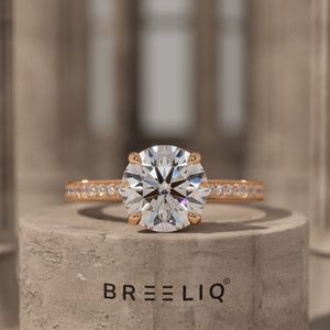 Anillo de Compromiso de Plata con Moissanita Redonda de 2 Quilates, Plata de Ley 925, Clásico Solitario con Banda Pavé, Anillo Nupcial - Product Image 6