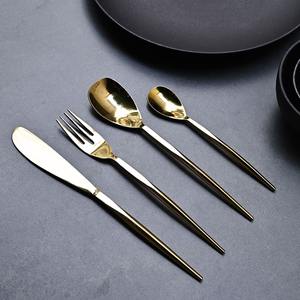 Elegante Juego de Cubiertos de Acero Inoxidable Plateado para Cocina con Diseño Dorado en las Mangos, Juego de Cuchara, Tenedor y Cuchillo Resistentes al Óxido - Product Image 5