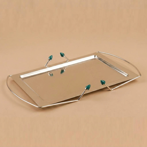 Juego de bandejas apilables de metal plateado con diseño martillado, forma rectangular con elegantes asas de madera, bandeja de lujo para servicio premium. - Product Image 6