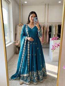 Ensemble Anarkali Kurta de Luxe Moderne Brodé pour Femme, Tenue de Soirée Ethnique Pakistanaise de Créateur avec Dupatta en Soie Satinée Fendy Printemps - Product Image 3