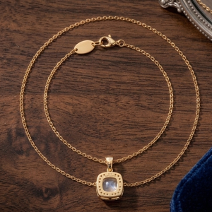 Collar con Colgante de Circonita Cúbica Blanca Arcoíris, Plata de Ley 925, Chapado en Oro de 18K, Joyería Elegante para Mujer a Precio de Mayoreo - Product Image 3