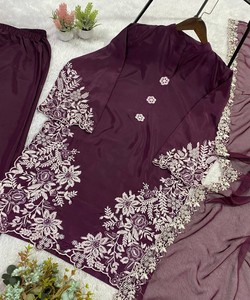 ชุดเสื้อผ้าไหมเครปปักลายหรูหรา พร้อมกางเกงปาลาซโซ่และผ้าคลุมไหล่ สำหรับงานเทศกาล ราคาขายส่ง เสื้อผ้าชาติพันธุ์ สีไวน์ - Product Image 3