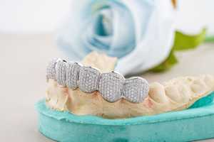 Juego completo de grillz de lujo estilo hip hop con incrustaciones de diamantes micro pavé, chapado en plata, joyería personalizada para hombres. - Product Image 3