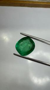 Vente en gros de pierres précieuses vertes naturelles d'émeraude zambienne de 3,33 carats, taille coussin, pour la fabrication de bagues, pendentifs, colliers et bijoux - Product Image 3