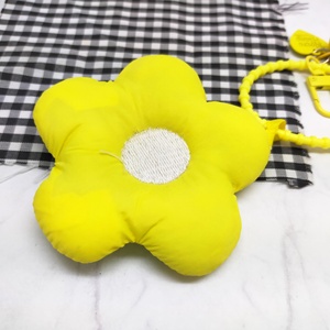 Adorables llaveros de peluche con forma de flor, un accesorio adorable para realzar tus bolsos o llaves. - Product Image 5