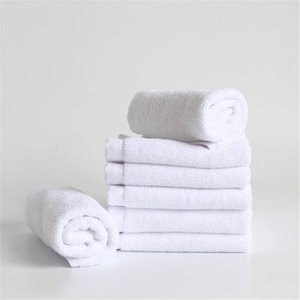 Serviette de bain en coton pur 550 GSM, blanche, en tissu éponge, de qualité supérieure, résistante, douce et absorbante, pour l'hôtellerie - Product Image 1