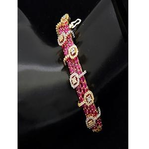 Elegante Brazalete de Diseño con Acabado Dorado y Blanco de Primera Calidad, Abrible por Delante, para Mujeres y Niñas, Colección para Fiestas - Product Image 1