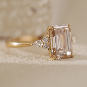Bague en or jaune massif 18 carats avec diamant de laboratoire marron fantaisie taille émeraude certifié IGI pour femme, pierres latérales florales de luxe, vente en gros - Product Image 5