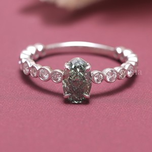 Bague de fiançailles/mariage/anniversaire en or plaqué rhodium 14 carats avec halo de diamants verts de laboratoire de taille ovale certifiés IGI - Product Image 1