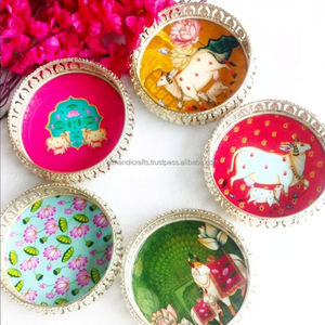 ถาดเสิร์ฟโลหะทรงกลมลายดอกบัวสีชมพูและใบไม้สีเขียว พร้อมขอบลายฉลุสีเงิน - Product Image 2