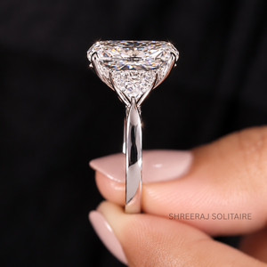 Bague de fiançailles en or massif 14K 18K avec diamant de laboratoire taille coussin certifié IGI, trois pierres et diamants latéraux taille trilune - Product Image 4