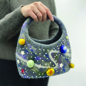 Bolso de mano hecho a mano con temática de galaxia, 100% fieltro de lana |   Bolsa de Mano Celestial Sostenible para Mujer |   Bolso de Fieltro Artesanal Ecológico - Product Image 1
