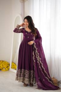 Robe Anarkali Traditionnelle Rouge Brodé pour Femme, Coupe Ample Longue, Style Indien et Pakistanais, Idéale pour Mariage - Product Image 2