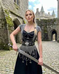 Vestido de armadura de malla plateada con eslabones de acero y diseño antiguo para disfraz medieval - Product Image 1