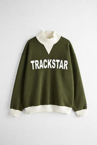 เสื้อสเวตเชิ้ตคอเต่าโอเวอร์ไซส์สีเขียวมะกอกสำหรับผู้หญิง ลายพิมพ์ Trackstar สีครีม - Product Image 2