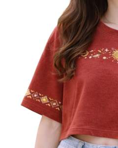 Camiseta Corta Roja para Mujer con Bordado Celestial de Sol y Luna, Manga Corta, Informal, de Moda, Mezcla de Algodón Suave, para Verano, Venta al Por Mayor - Product Image 3