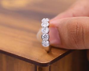 Anillo de media banda con 6 piedras de moissanita de corte redondo para mujer, plata 925 original con engaste de bisel, regalo para joyería nupcial - Product Image 6